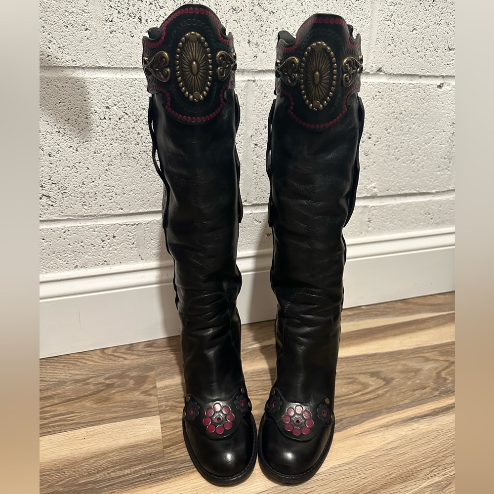 ANNA SUI Black leather boots 38 excellent condition decor metal / leather floral